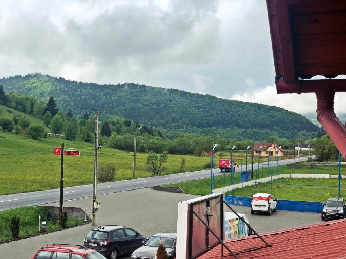 Bed and Breakfast Aranykakas étterem és panzió Sîndominic Exterior foto
