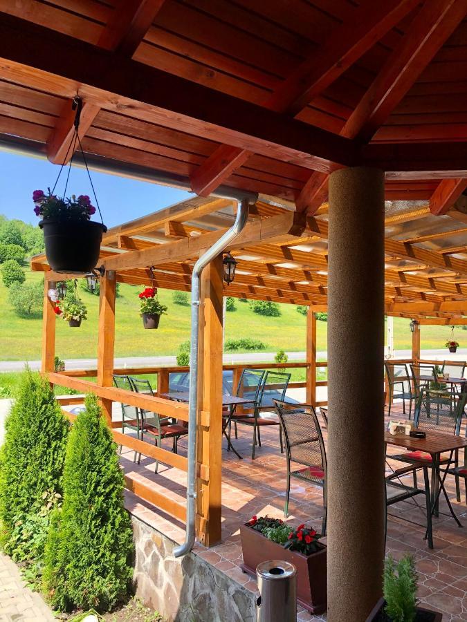 Bed and Breakfast Aranykakas étterem és panzió Sîndominic Exterior foto
