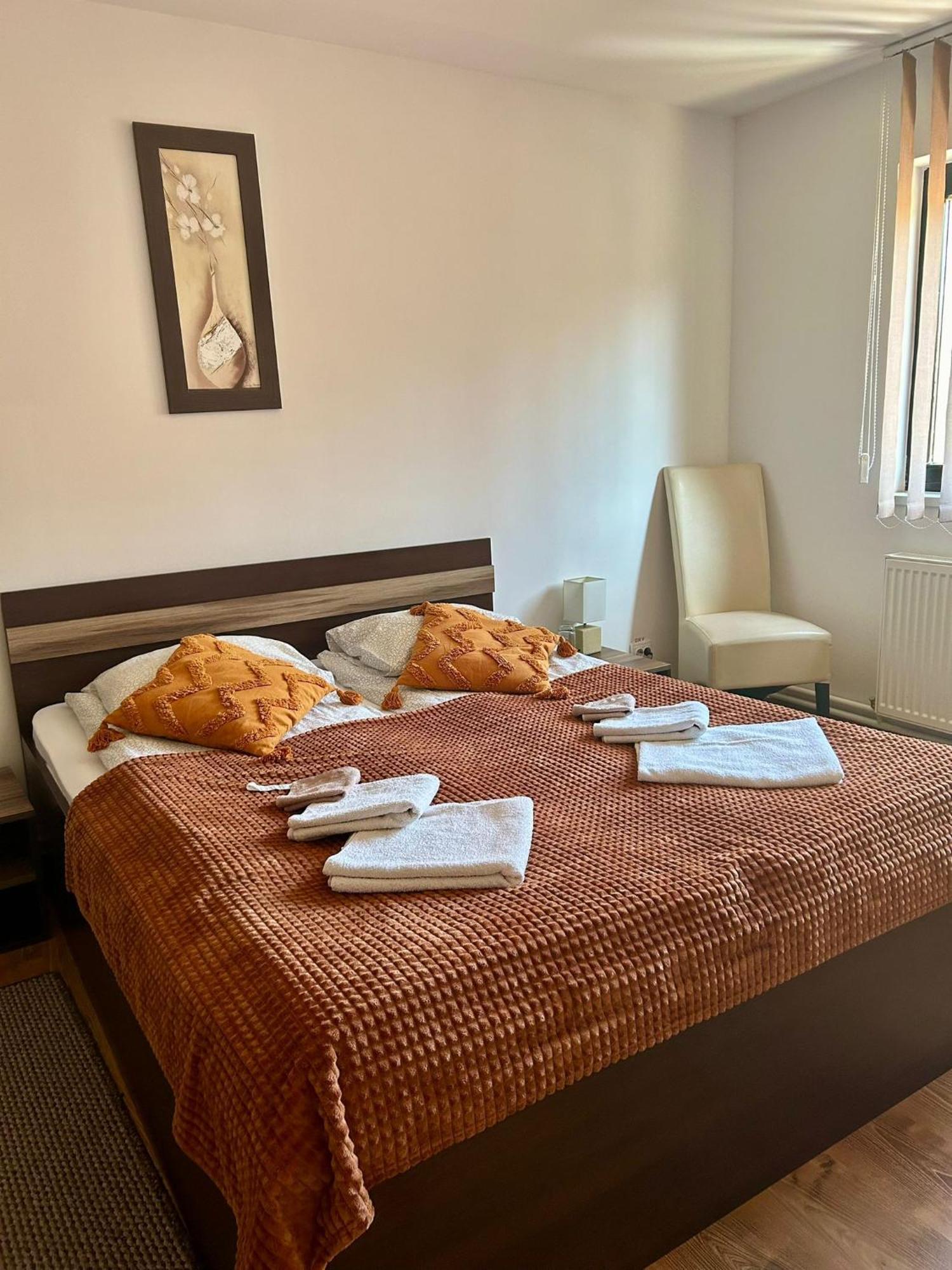 Bed and Breakfast Aranykakas étterem és panzió Sîndominic Exterior foto